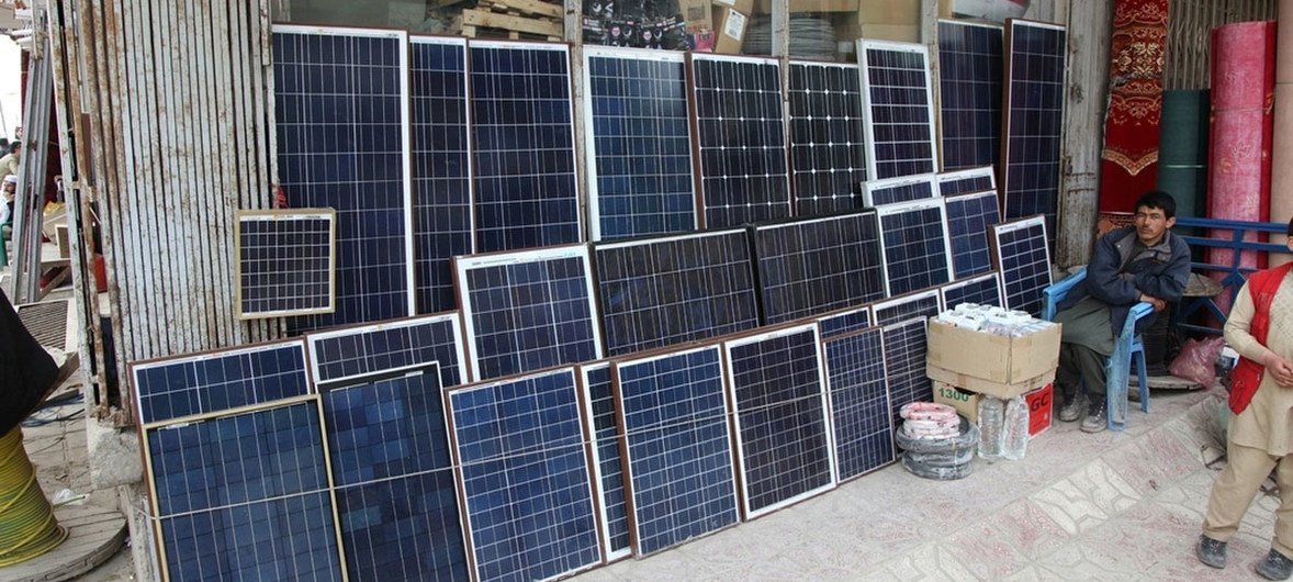 Venta de paneles solares en las calles de Mazar-e Sharif en Afganistán.