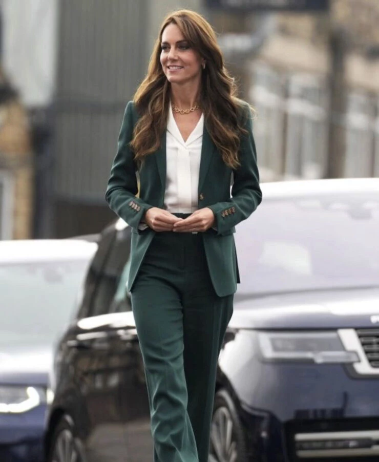 Kate Middleton usó un look sastrero y sorprendió. Foto: Instagram.