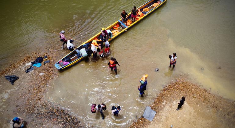 Migrantes desembarcando de una canoa tras cruzar el Darién en Panamá.