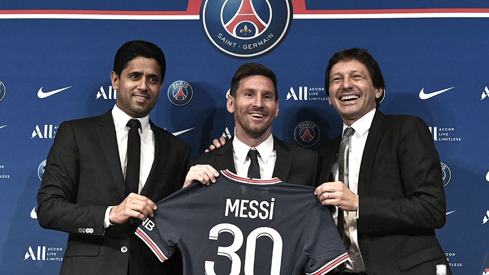 Otros tiempos Nasser AlKhelaifi recibiendo a Messi cuando recin llegaba al equipo parisino Foto archivo