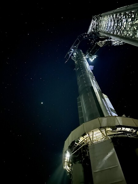 La Starship en su plataforma de lanzamiento de noche desde abajo