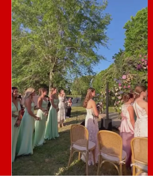 Una imagen de las damas de honor en la boda.
