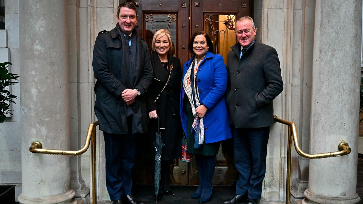 Los miembros del partido Republicano Sinn Fein John Finucane la primera ministra Michelle O Neill Mary Lou McDonald and Conor Murphy ministro de Economa Foto AFP