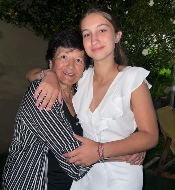 Indiana con su abuela Ángela Cubero, celebrando el fin de año pasado. Foto IG.