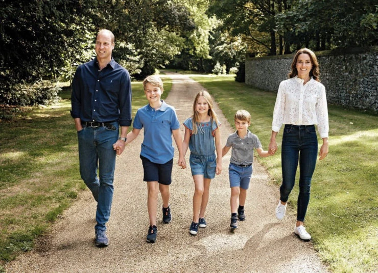 Los príncipes de Gales junto a  sus hijos en la tarjeta navideña de 2023. Foto: Instagram.