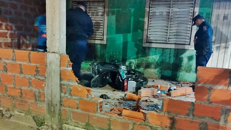 Joven de Concordia está grave tras chocar un muro con su moto