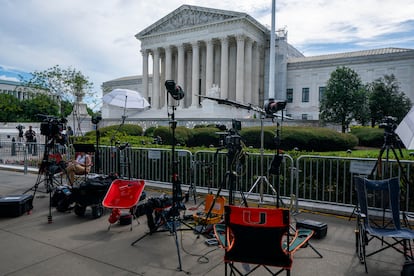 Periodistas y cámaras ante la sede del Tribunal Supremo de EE UU en Washington, este jueves.