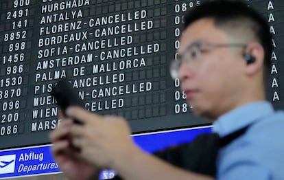 Cartel en el que se muestran vuelos cancelados, este jueves en el aeropuerto de Fráncfort. 