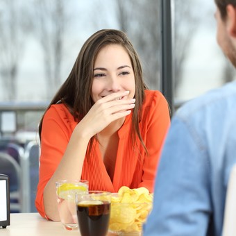 Qué rasgos comparten las buenas personas que son felices, según los psicólogos