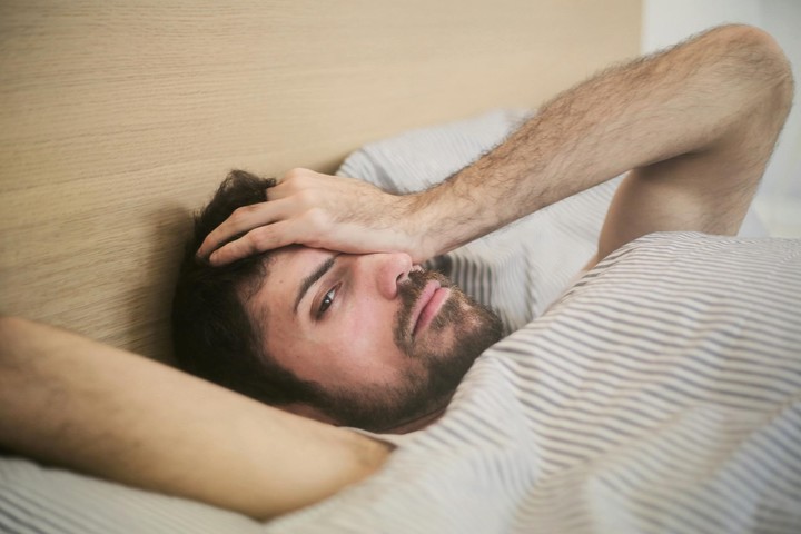 A veces cuesta levantarse porque se durmió poco o mal Pero si es frecuente puede ser un trastorno. Foto: Pexels/ Andrea Piacquadio.