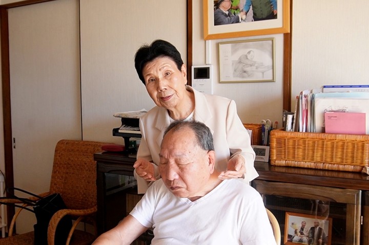 Los hermanos Hakamada, en la intimidad de su casa. Foto: EFE.