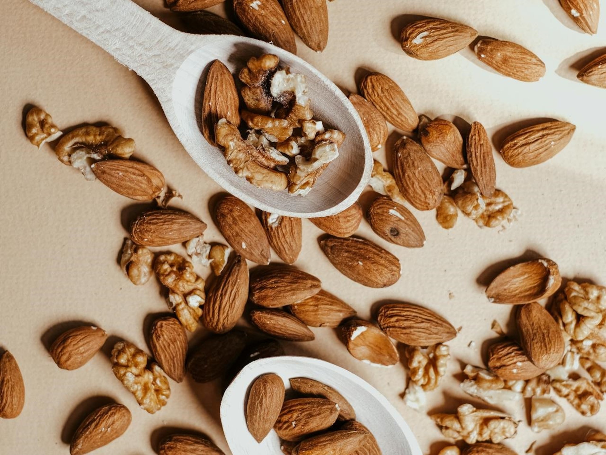 Las nueces comunes y las almendras también pueden contribuir a la dieta de las personas con hipotiroidismo. Foto: Pexels/Vie Studio.