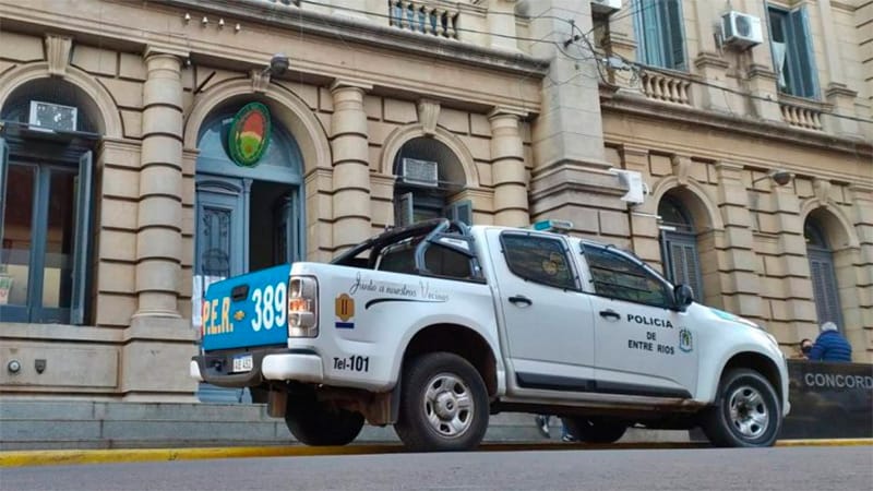 Concordia: Un hombre fue detenido luego de apuñar a un policía en un confuso episodio