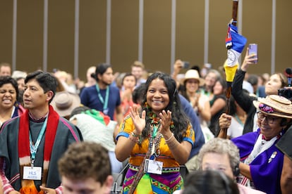 Delegados celebran tras aprobarse una medida para reconocer el papel que desempeñan los afrodescendientes en la conservación, en la cumbre de naturaleza COP16 de las Naciones Unidas en Cali, Colombia, el 2 de noviembre de 2024.