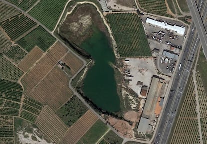 Las dimensiones de la laguna fluctúan, como puede apreciarse en las imágenes de satélite captadas a lo largo de los años. En esta, de 2020, el agua abarca toda la zona donde se están depositando lodos y parte del área que ocupa la basura.