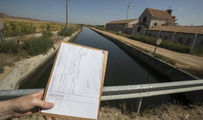 Una de las banquetas del canal de riego del Jarama donde se enterraron clandestinamente lodos contaminados. 