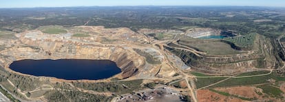 Vista aérea de las dos cortas inundadas, la de Aznalcóllar a la izquierda, y la de los Frailes a la derecha. / ECOLOGISTAS EN ACCIÓN