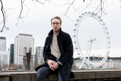 Oliver Franklin-Wallis autor del libro Wasteland posa en la zona de Embankment en el centro de Londres FOTO Carmen Valino 08012025