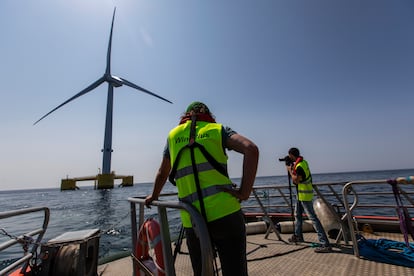 Un fotógrafo saca fotos de los aerogeneradores frente a la costa de Viana do Castelo.