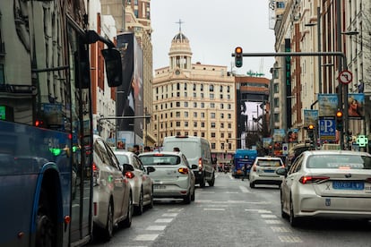 El minúsculo carril bici de la Gran Vía: estrecho, sin protección, que encajona a los ciclistas entre coches y autobuses, y termina en cuesta arriba en medio del atasco. 