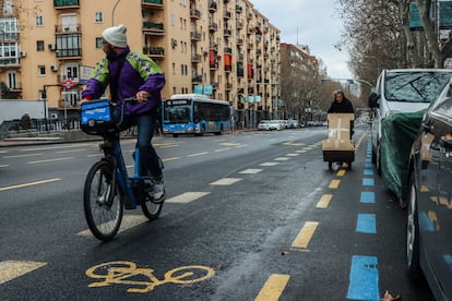 Un ciclista circula por el carril bici no protegido del paseo de las Delicias, que el propio Almeida considera "peligrosísimo". 