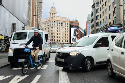 Un ciclista en medio del atasco en la Gran Vía, que el Ayuntamiento reformó pero consideró que no había que hacer un carril bici completo, como se había comprometido. 