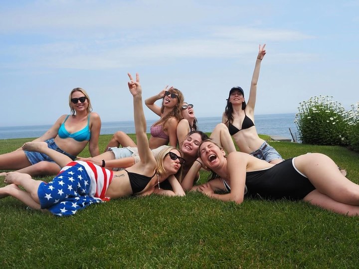 Con amigas en el patio de su mansión durante una fiesta por el 4 de julio. (Instagram @taylorswift)