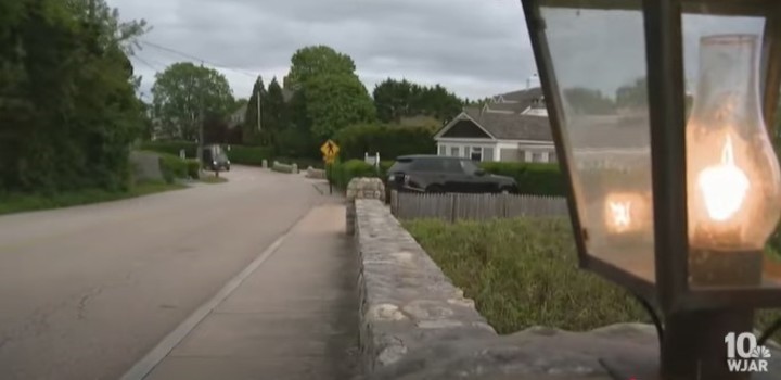 Una de las calles del exclusivo barrio donde se encontraron restos humanos. (Captura YouTube @NBC10WJAR)
