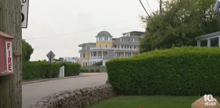 La mansión de Taylor Swift está sobre una lomada, y tiene imponentes vistas. (Captura YouTube @NBC10WJAR)
