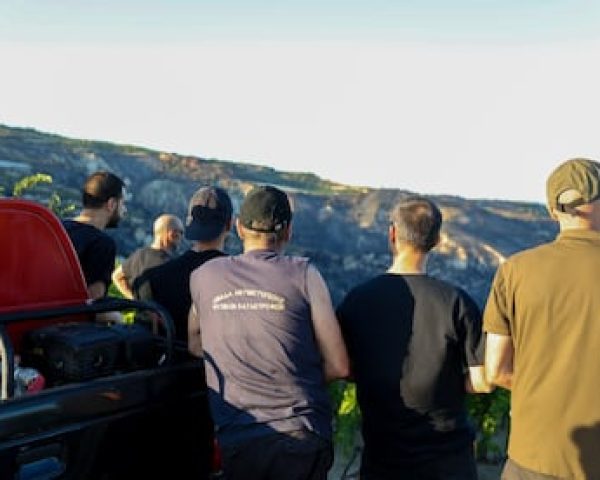 Voluntarios del grupo de bomberos forestales del grupo anarquista Rouvikonas observan los efectos de un incendio cerca de Micenas.
