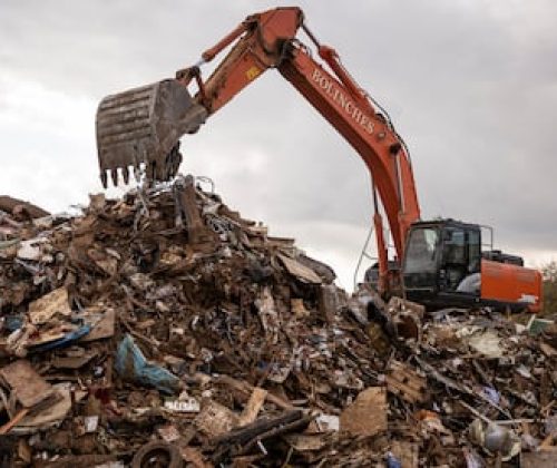 Una excavadora trabaja en la pila de escombros que los vecinos han retirado de sus casas, este jueves en Aldaia.

