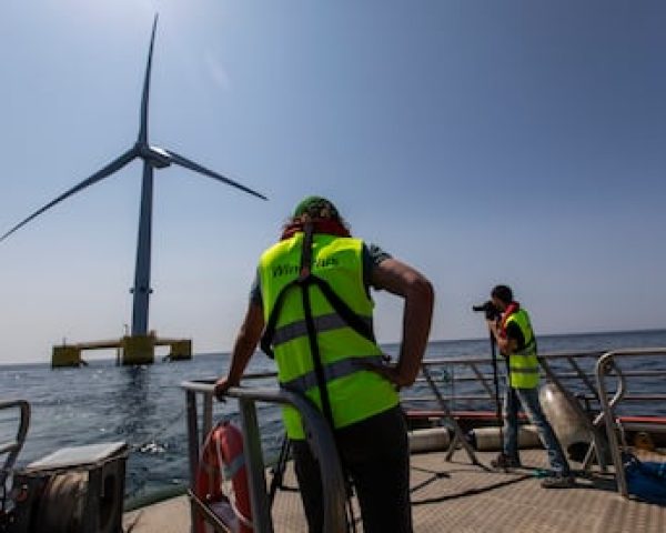 Un fotógrafo saca fotos de los aerogeneradores frente a la costa de Viana do Castelo.