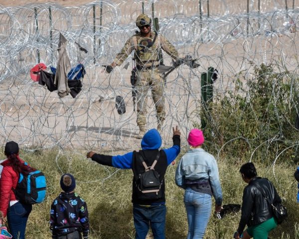 Migrantes pernoctan en las cercanías de la frontera con Estados Unidos hoy, en Ciudad Juárez, en el estado de Chihuahua (México). Foto: EFE.