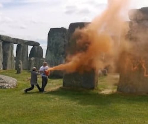Captura de vídeo del momento en el que dos activistas rocían con pintura naranja el monumento megalítico de Stonehenge, en el suroeste de Inglaterra.