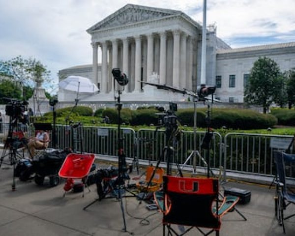 Periodistas y cámaras ante la sede del Tribunal Supremo de EE UU en Washington, este jueves.