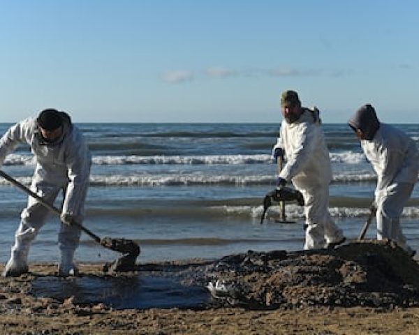 Voluntarios ayudan a retirar los vertidos en Anapa, Rusia, el pasado 20 de diciembre.