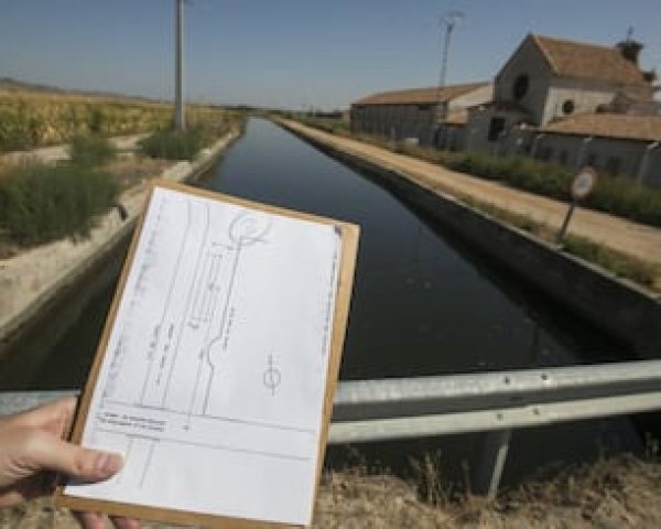 Una de las banquetas del canal de riego del Jarama donde se enterraron clandestinamente lodos contaminados.