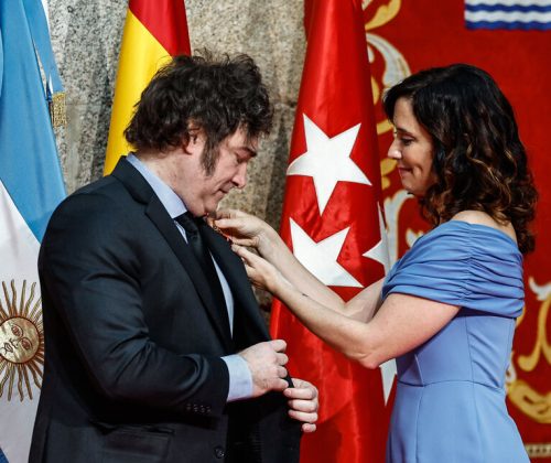 Insultos a Pedro Sánchez, blooper con Isabel Díaz Ayuso y el premio de un instituto antidemocrático | Javier Milei profundiza la crisis con España