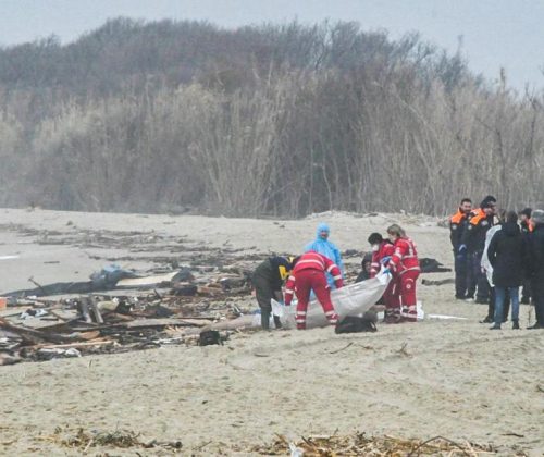 Italia: seis policías fueron imputados por un naufragio con 94 muertos   | La Fiscalía acusó a los agentes de demorar el rescate del navío que llevaba 180 inmigrantes