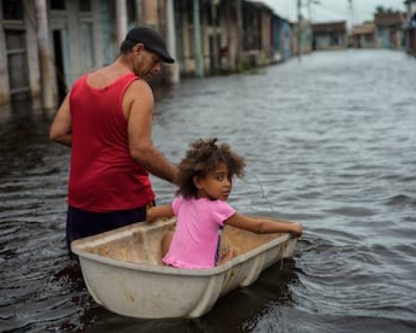 Jesús Hernández con su nieta Angelina en una calle inundada tras el paso del huracán Helene en Batabano, provincia de Mayabeque, Cuba, el 26 de septiembre del 2024