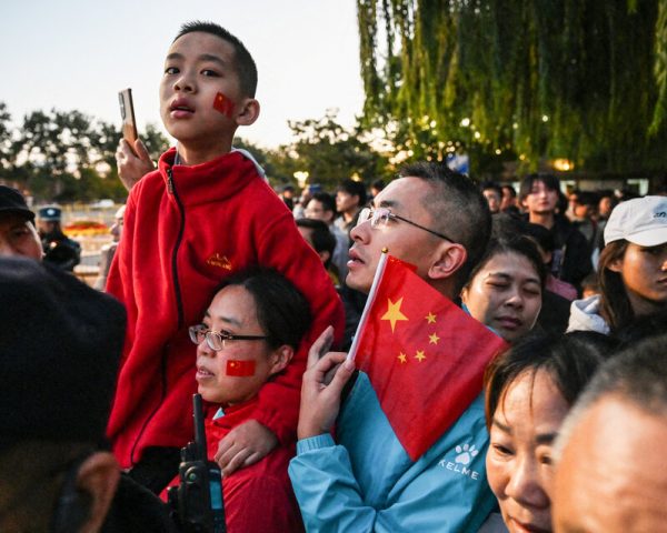 La República Popular China cumplió 75 años con festejos en todo el país | Más de 120 mil personas participaron del izamiento de la bandera en Tiananmen