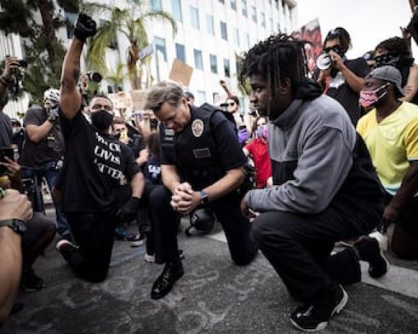 El jefe de la Policía de Los Ángeles, Cory Palka, se arrodilla junto a los manifestantes en una protesta tras la muerte de Floyd en 2020.