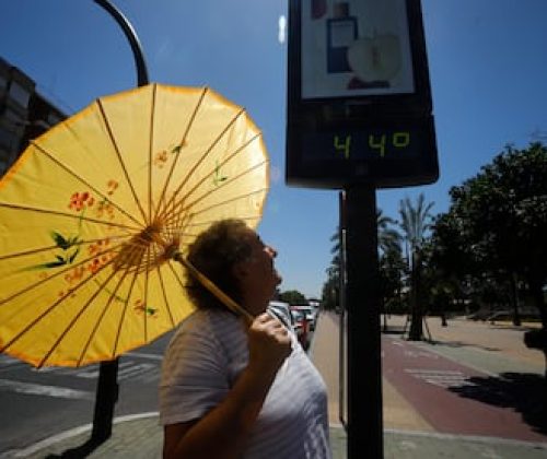 Una turista sostiene una sombrilla en la Córdoba, este miércoles en plena ola de calor.