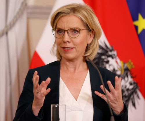 Leonore Gewessler: La ministra austriaca que ha salvado la ley de biodiversidad pese a la oposición de su gobierno: “Había que dar un paso al frente” | Clima y Medio Ambiente