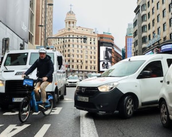 Un ciclista en medio del atasco en la Gran Vía, que el Ayuntamiento reformó pero consideró que no había que hacer un carril bici completo, como se había comprometido.