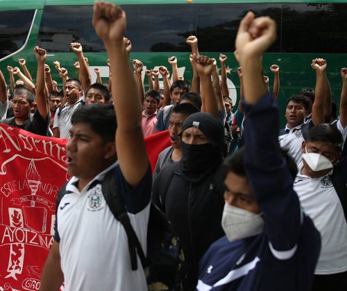 México: 10 años sin respuestas desde la desaparición de los 43 estudiantes de Ayotzinapa | Acto frente a un cuartel del Ejército mexicano en Guerrero