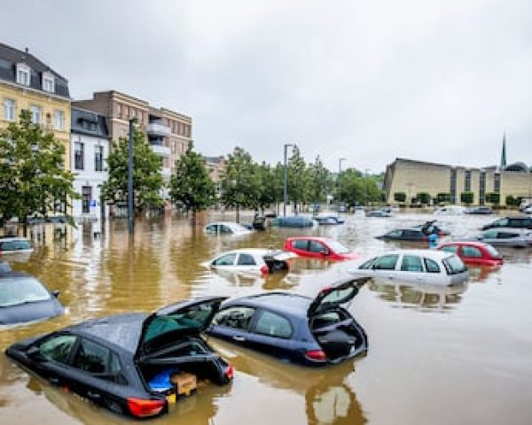 Carros flotando en una calle llena de lodo en Valkenburg, Países Bajos, en 2021.