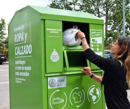 Una mujer recicla ropa en uno de los contenedores de Humana, en una foto cedida por la fundación.