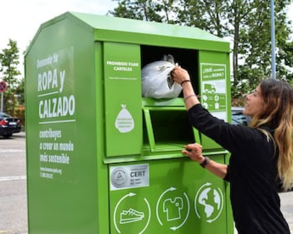 Una mujer recicla ropa en uno de los contenedores de Humana, en una foto cedida por la fundación.