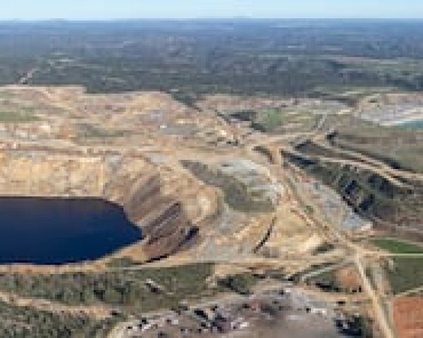 Vista aérea de las dos cortas inundadas, la de Aznalcóllar a la izquierda, y la de los Frailes a la derecha. / ECOLOGISTAS EN ACCIÓN